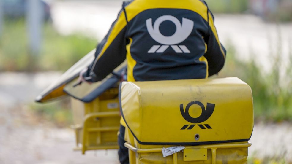 Briefe auf dem Weg zum Briefkasten - es werden immer weniger. Foto: Monika Skolimowska