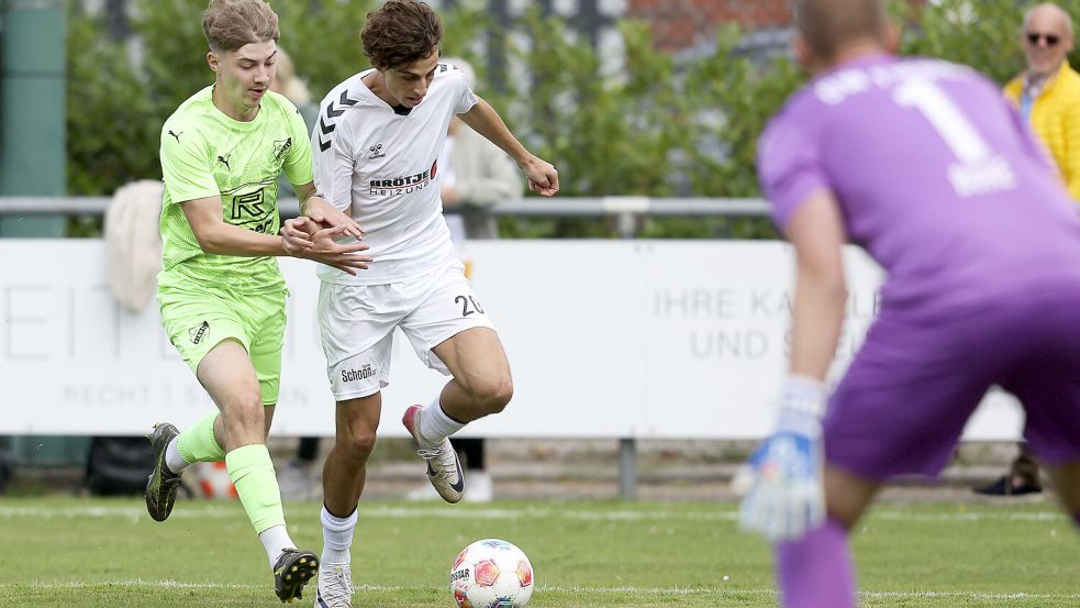 Enteilt ist der VfL Oldenburg den Firrelern (links Fynn Dierks) im Hinspiel in der Schlussphase. Der VfL siegte nach einem 0:2-Rückstand noch 3:2. Foto: Jens Doden/ Emden