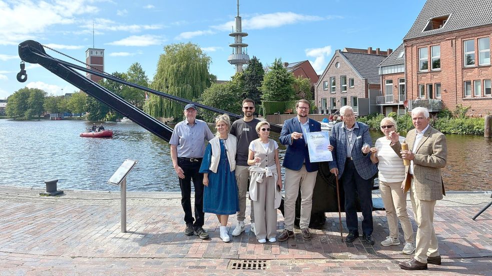 Der Kran wurde im Mai 2025 feierlich übergeben. Renko Menke (Dritter von rechts) hatte sich endlich seinen Herzenswunsch erfüllt. Foto: Stadt Emden