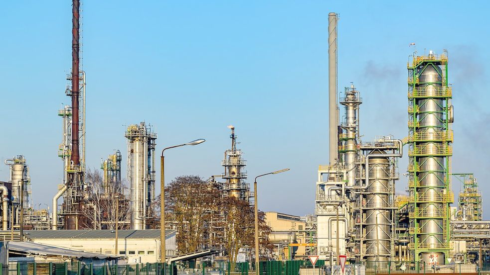 Erleichterung bei der Ölraffinerie PCK im Nordosten Brandenburgs: Die deutschen Rosneft-Töchter sind dauerhaft von den US-Ölsanktionen ausgenommen. (Archivbild) Foto: Patrick Pleul