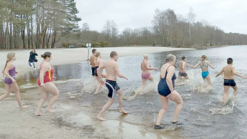 Das Anbaden am Ottermeer in Wiesmoor ist eine noch relativ junge Tradition. Seit 2017 gehen hier mutige Schwimmer gemeinsam ins Wasser. Foto: Privat/Archiv