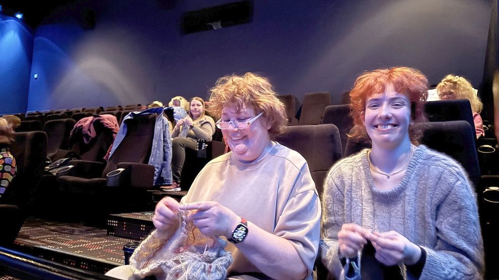 Dagmar Lottmann-Seling und ihre Tochter Ilka Seling haben das Strickkino in Emden organisiert und betreiben den Wollladen „Die Wollmadame“ in der Leeraner Altstadt. Foto: Hannah Weiden