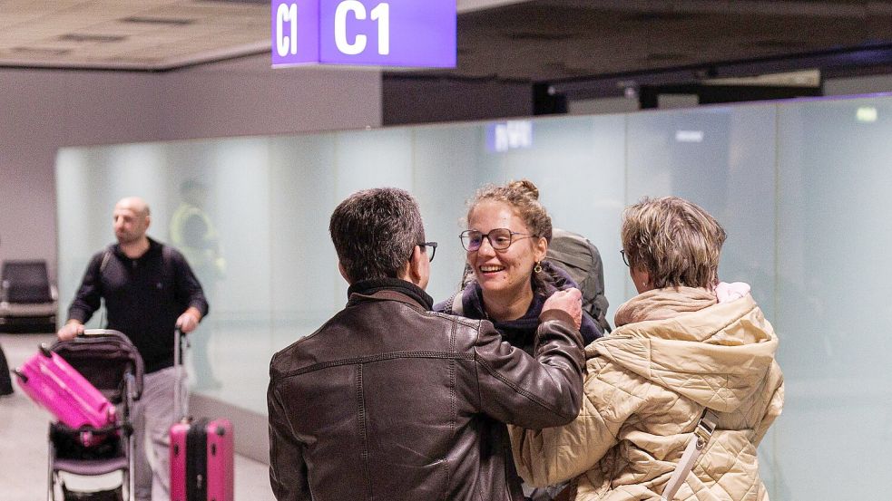 Francesca Matić und ihre Eltern vielen sich am Frankfurter Flughafen in die Arme. Foto: Hannes P. Albert/dpa