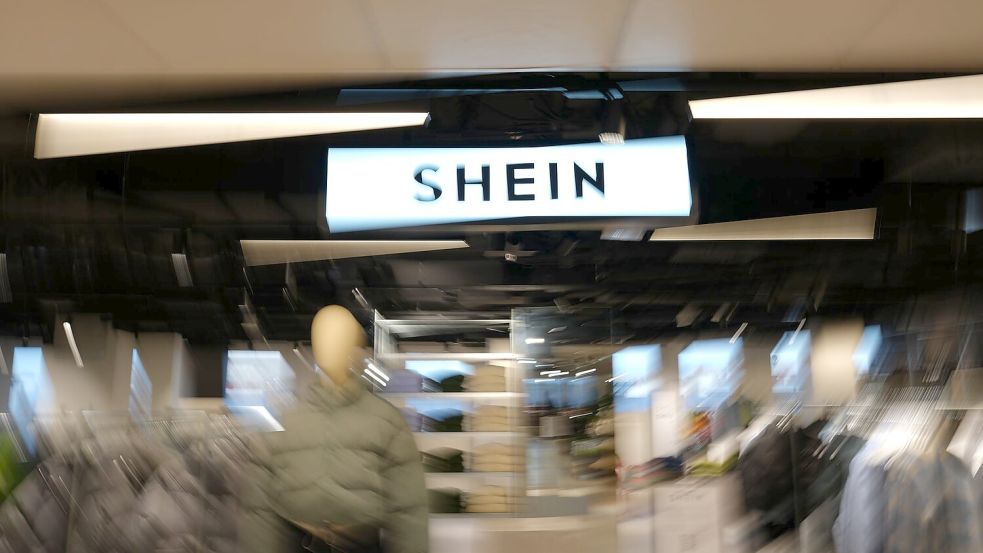 Für wenige Euro kann man bei Shein Kleidung shoppen. Die Umweltorganisation Greenpeace sieht jedoch Gefahren. Foto: Aurelien Morissard/AP/dpa