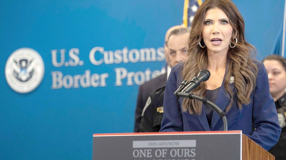 Als erste Ministerin der aktuellen Trump-Regierung muss US-Heimatschutzministerin Kristi Noem gehen. (Archivfoto) Foto: Yuki Iwamura/AP/dpa