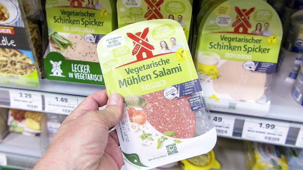 Mittlerweile gibt es eine große Auswahl an tierischen Ersatzprodukten. Doch einige EU-Abgeordnete finden: Die Produkte sollen nicht Salami, Burger oder Schnitzel heißen. Foto: imago images/Arnulf Hettrich