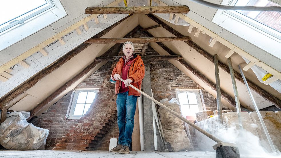 Im Dachgeschoss ist Platz für die neue Wärmepumpe, die das Gebäude auch energetisch auf den neuesten Stand bringen soll. Noch wartet Investor Johannes Cassens jedoch auf den Einbau. Foto: Klaus Ortgies