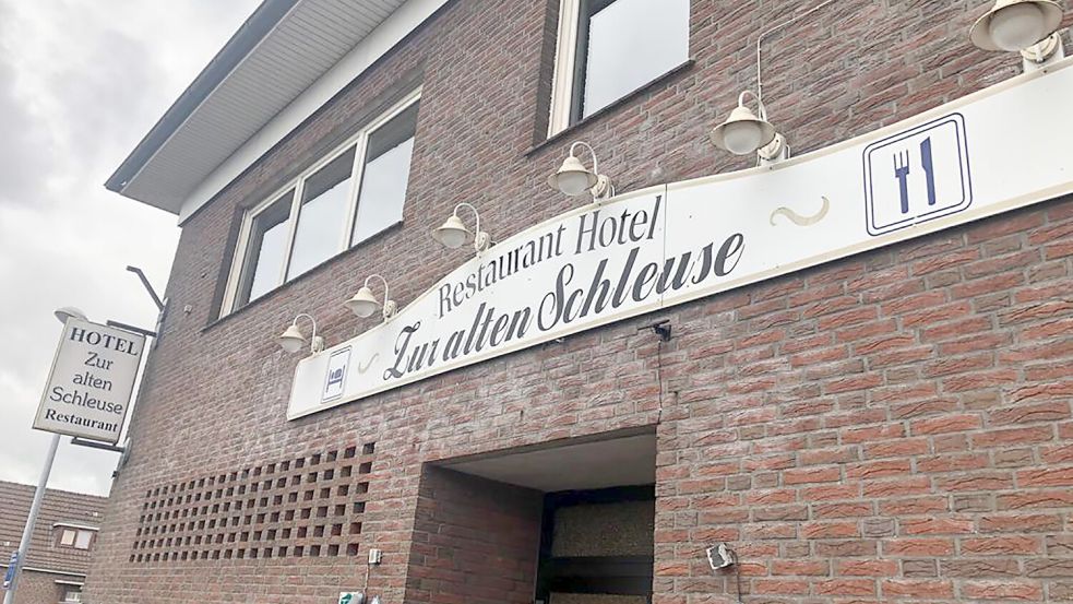 Das frühere Hotel „Zur alten Schleuse“ in Ostrhauderfehn wird mittlerweile als Asylunterkunft genutzt. Zurzeit leben 15 Geflüchtete dort. Damit ist das Gebäude voll belegt. Die Gemeinde sucht dringend nach weiterem Wohnraum. Foto: Archiv/Henrik Zein