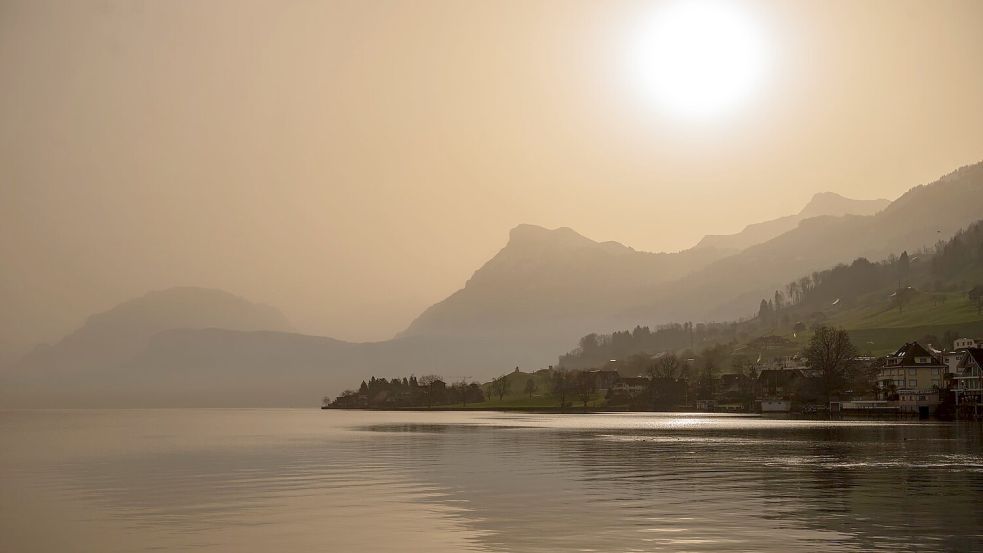 Der Saharastaub kann die Sonne milchig wirken lassen. Foto: Urs Flueeler