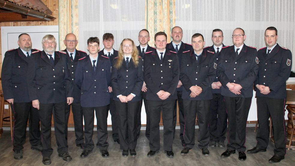 Das Foto zeigt (von links) Ortsbrandmeister Siegfried Buttjes, Eckard Meyer, Grieto Lamein, Tammo Lüdemann, Mathis Leggedör, Mona Silze, Andy Bleeker, Sören Silze, Florian Freese, Harrold Janssens, Ingo Stanschus, Jens Haseborg, stellv. Ortsbrandmeister Dennis Modder.