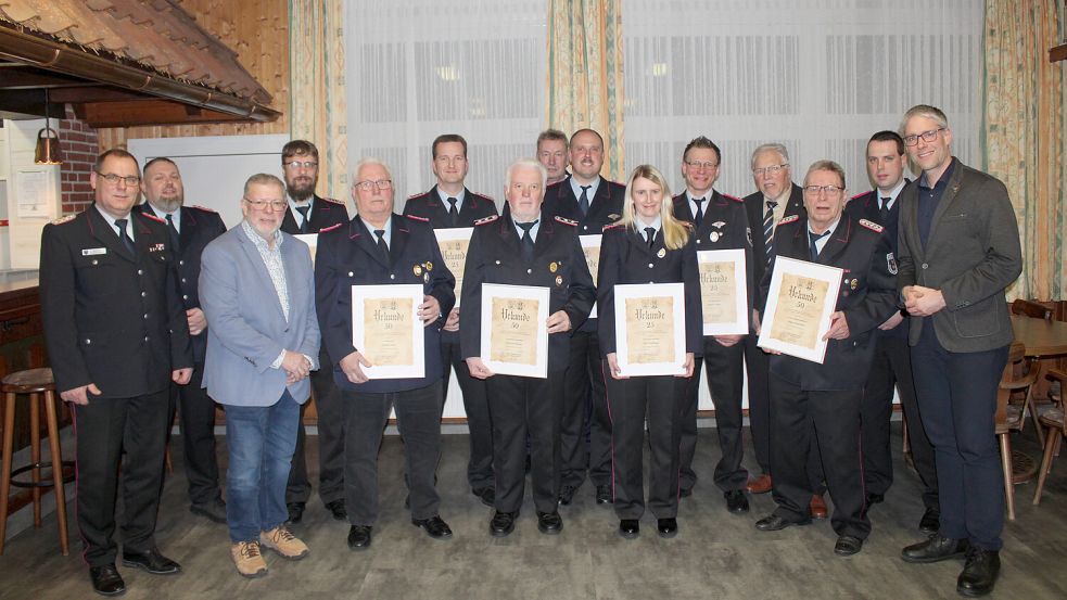 Das Foto zeigt (von links) Stadtbrandmeister Jörg Fisser, Ortsbrandmeister Siegfried Buttjes, Ortsvorsteher Hinrich Sap, Michael Heeren, Herbert Boer, Thomas Lübbers, Heinrich Meijer, Kreisbrandmeister Ernst Berends, Florian Freese, Elke Woldenga, Bennet Beyer, Ortsvorsteher Bernhard Siemons, Hans Erich Boer, stellv. Ortsbrandmeister Dennis Modder, Bürgermeister Heiko Abbas. Foto: Joachim Rand/Feuerwehr
