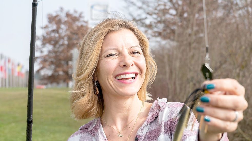 Ihren ersten Barsch hat sie an einem Berliner See gefangen. Foto: Silas Stein