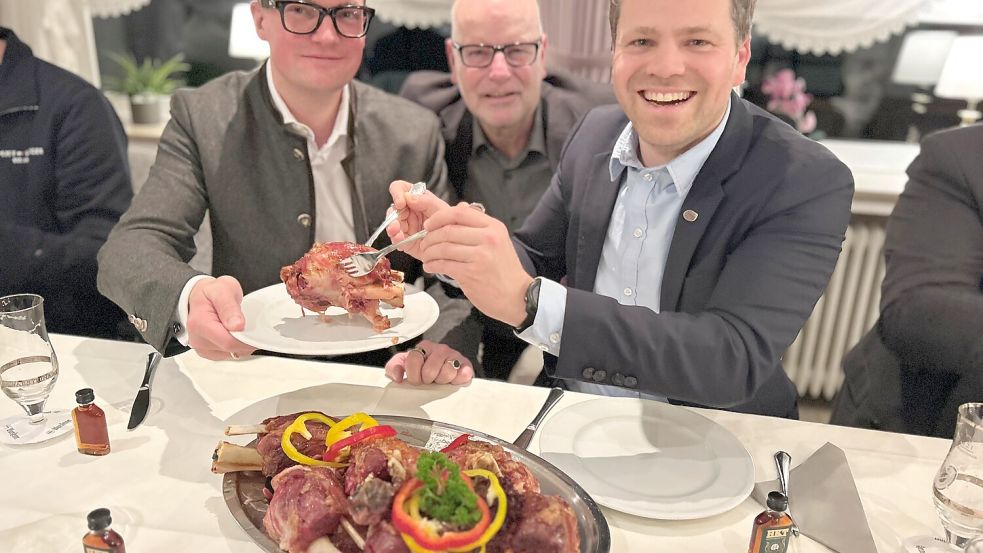 Getestet und für gut befunden: Ehrengast Nicolas L. Fromm, Olaf Wienhaus, Vorsitzender des Bürgervereins Wersen, und Bürgermeister Philip Middelberg (von links) ließen sich die Haxen schmecken. Foto: Frank Klausmeyer