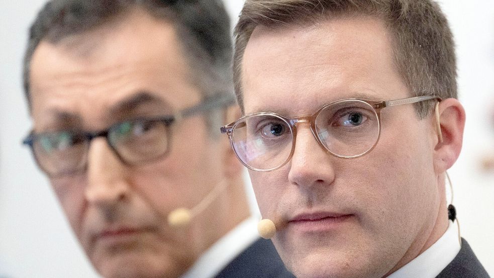 ARCHIV - 13.11.2025, Baden-Württemberg, Stuttgart: Die Spitzenkandidaten zur Landtagswahl in Baden-Württemberg, Manuel Hagel (CDU, r), und Cem Özdemir (Bündnis 90/Die Grünen) sitzen bei einer Veranstaltung der BWIHK auf der Bühne. Vor der Landtagswahl 2026 brachte der Baden-Württembergische Industrie- und Handelskammertag (BWIHK) die Spitzenkandidaten bei einer Veranstaltung zusammen. (zu dpa: „Warum die Landtagswahl in Baden-Württemberg besonders ist“) Foto: Marijan Murat/dpa +++ dpa-Bildfunk +++ Foto: Marijan Murat