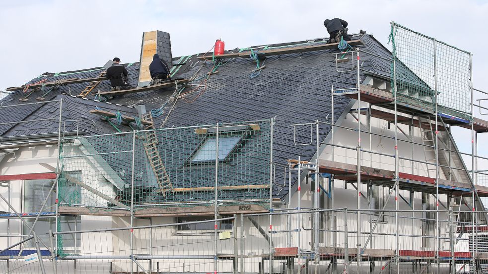 Im Grundbuch vieler Borssumer Hauseigentümer ist jetzt ein Sanierungsvermerk. Müssen sie ihr Haus jetzt sanieren? Foto: Fredrik von Erichsen/dpa