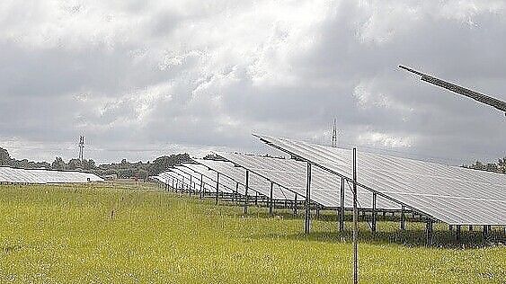 Auch in Weener ist ein großer Freiflächen-PV-Park, wie hier in Eisinghausen an der A31, geplant. Foto: Tatjana Gettkowski/Archiv