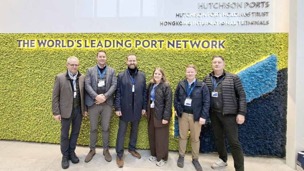 Zu Besuch bei Hutchison Ports in Hongkong: (von links) Christoph Wenk (Geschäftsführer, cwTec Gesellschaft für Werkzeug- und Maschinenbau mbH, Hage), Timo Siebahn (Geschäftsführer, Epas - Ems Ports Agency & Stevedoring Bet. GmbH & Co. KG, Emden), Max-Martin Deinhard (Hauptgeschäftsführer, IHK für Ostfriesland und Papenburg), Nienke Müller (Geschäftsführerin, Degepa Solutions GmbH, Leer), Lars Heidemann (Referent International, IHK für Ostfriesland und Papenburg) sowie Friedrich Onno Habben (Geschäftsführer, Wasco GmbH, Upgant-Schott). Foto: Industrie- und Handelskammer für Ostfriesland und Papenburg