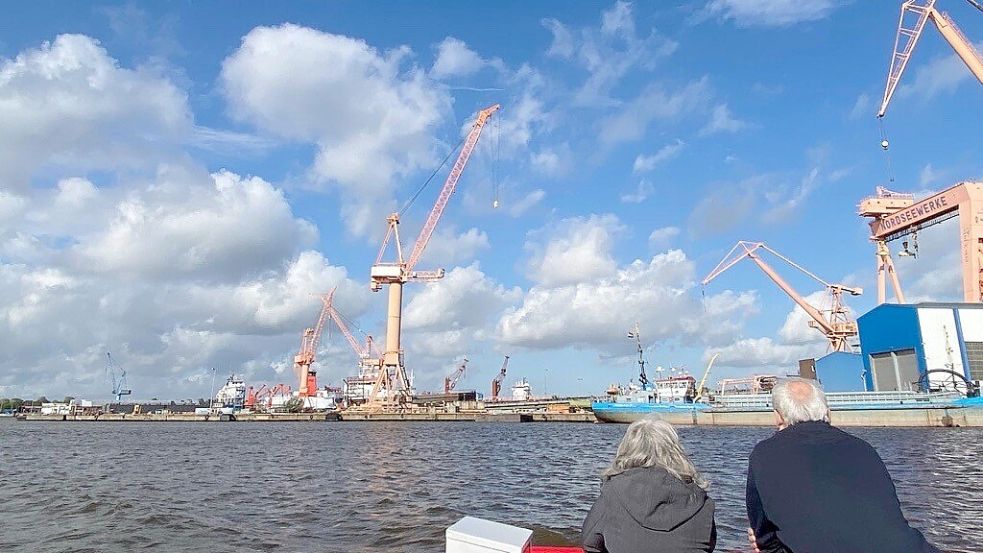 Emdens Hafen ist immer einen Besuch wert – die Meyer-Kreuzfahrtschiffe im Außenhafen werden sicher ein Anziehungspunkt. Foto: Melanie Hanz