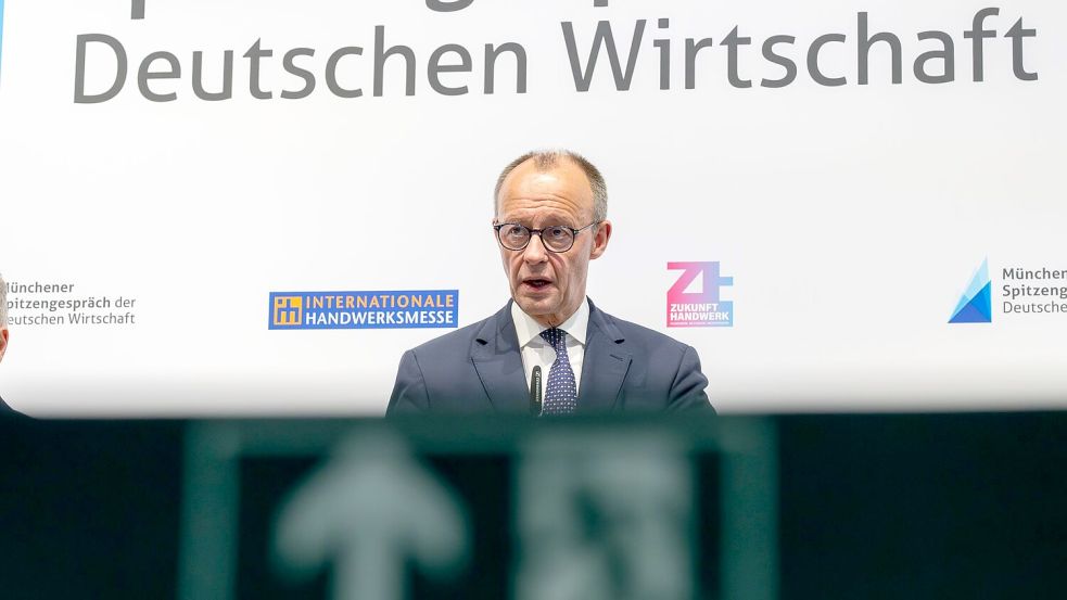 Bundeskanzler Friedrich Merz (CDU) will in Sachen Tankrabatt abwarten. Foto: Peter Kneffel/dpa