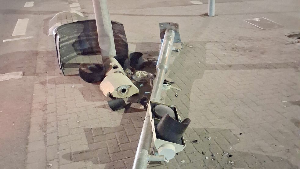 Eine Ampel wurde bei einem Unfall in Emden zerstört. Foto: Stadt Emden