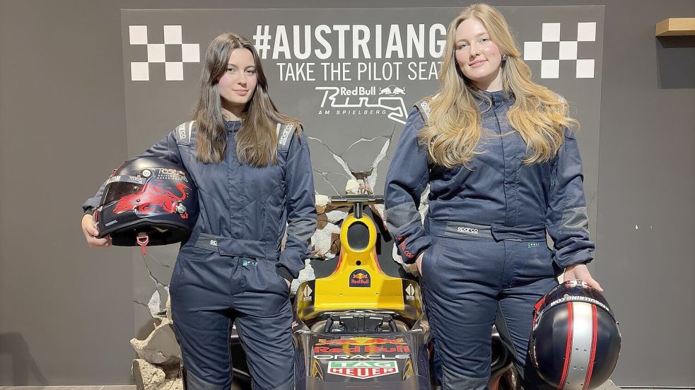 Vanessa Wolters (rechts) und Alicia Liebe (links) durften in Spielberg in Motorsport-Kleidung schlüpfen. Das nutzten sie auch für ein neues Cover-Foto ihres Podcasts „Sector Pink“. Fotos: Privat
