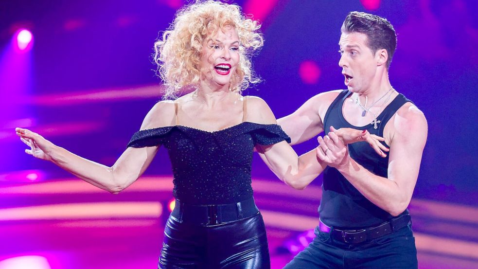 Sonya Kraus und ihr Partner Valentin Lusin tanzten einen Charleston. Foto: Rolf Vennenbernd