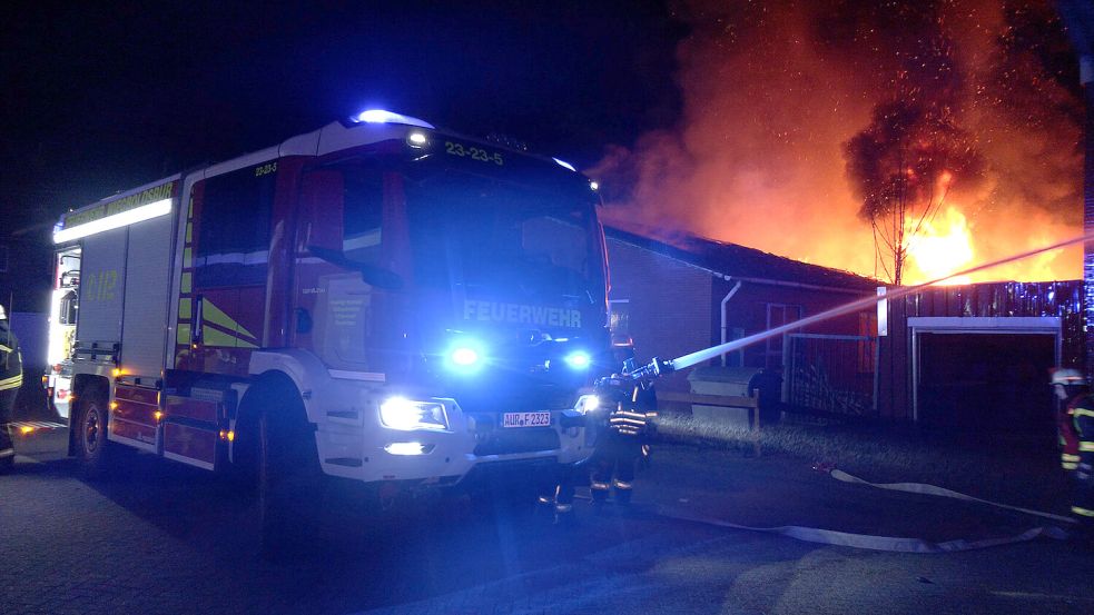 Flammen schlugen aus der Lagerhalle. Foto: Nonstopnews