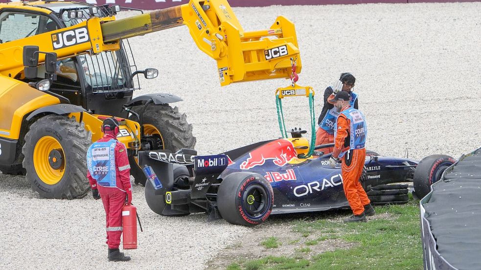 Max Verstappen schlittert ins Kiesbett. Foto: Asanka Brendon Ratnayake/AP/dpa