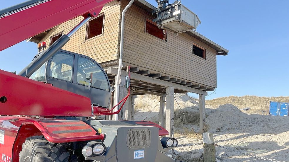 Der Rückbau der Holzkonstruktion markiert den sichtbaren Start der Modernisierung des Inselversorgungshafens. Bild: Bokeloh/NPorts