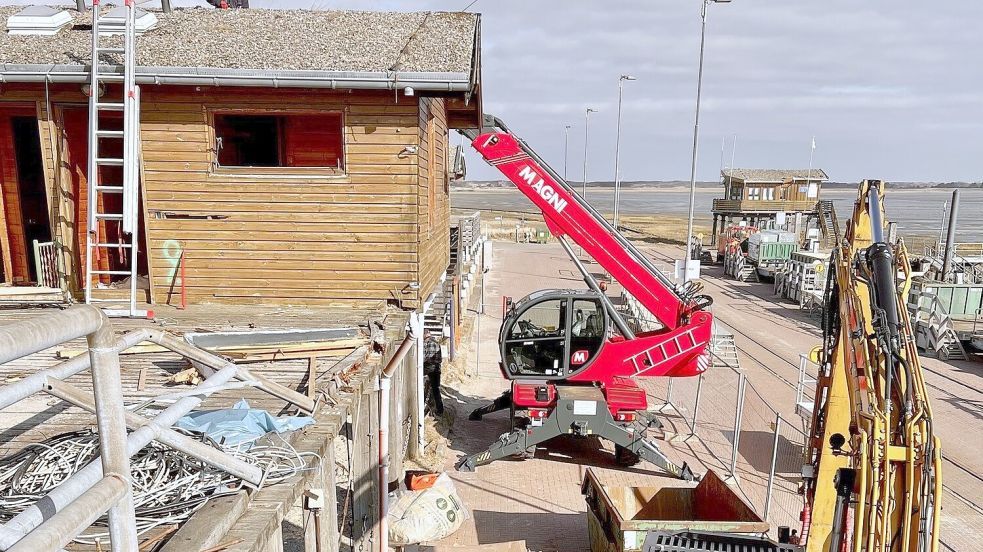 Die Arbeiten am ehemaligen Hafenbetriebsgebäude auf Wangerooge sind voll im Gange. Bild: Bokeloh/NPorts
