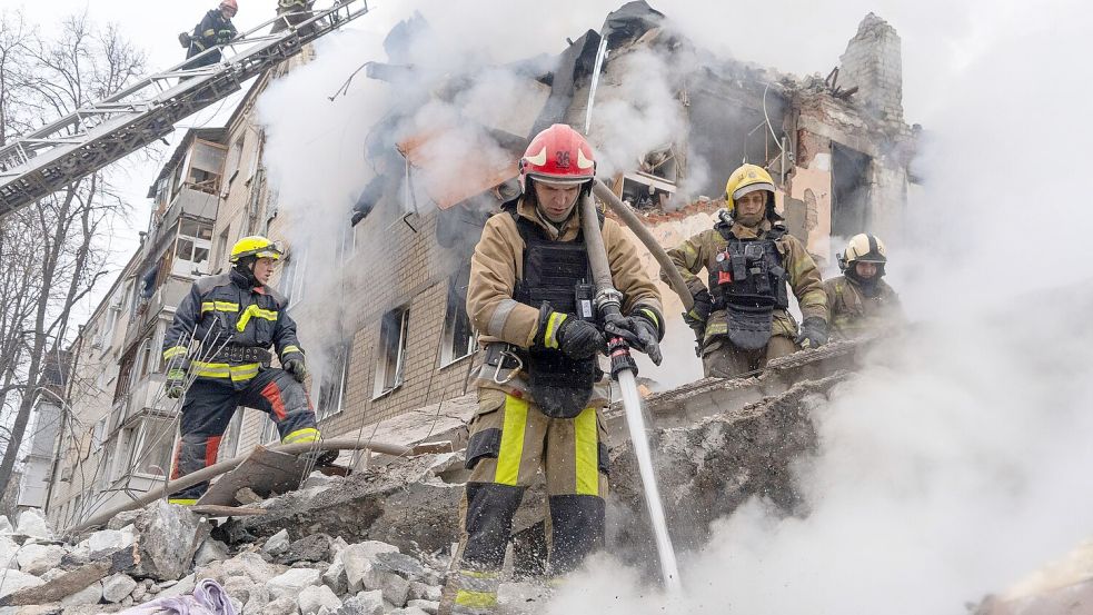 Mehrere Bewohner eines Hauses in Charkiw sind durch einen russischen Raketenangriff getötet worden. Foto: Andrii Marienko/AP/dpa