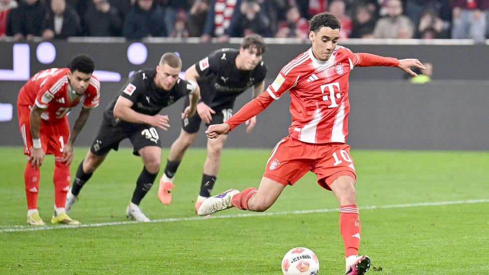 Jamal Musiala trifft als Vertreter von Harry Kane vom Elfmeterpunkt. Foto: Harry Langer