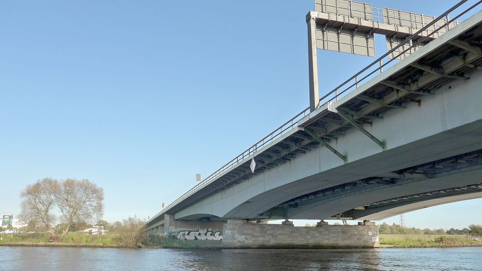 Nachtbaustelle an der Weser: Die Übergangskonstruktion der A-1-Brücke muss regelmäßig gewartet werden. Foto: Eckhard Stengel