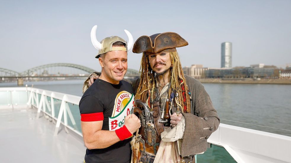 „Johnny Däpp“-Sänger und Johnny-Depp-Double schippern über den Rhein. Foto: Thomas Banneyer