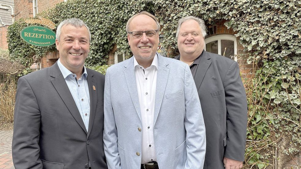 Bereit für den Landrats-Wahlkampf: Unterbezirksvorsitzender Johann Saathoff (v.l.), Olaf Wiltfang (Landrats-Kandidat) und Sascha Pickel (SPD-Regionalgeschäftsführer). Foto: Mieke Matthes
