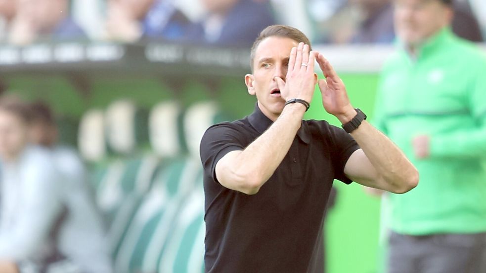 Wolfsburgs Trainer Daniel Bauer muss um seinen Job bangen. Foto: Andreas Gora