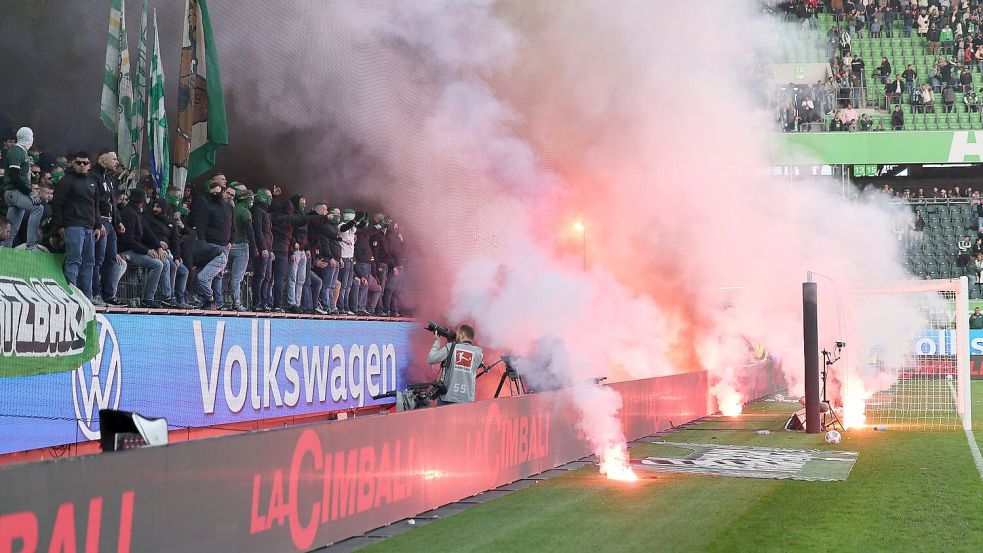 Nach dem Spiel entlud sich der Ärger der Wolfsburger Fans. Foto: Andreas Gora