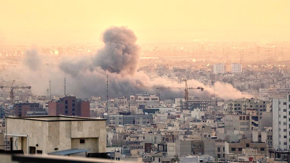 Wegen der Sicherheitslage im Iran angesichts der andauernden Angriffe Israels und der USA hat das Auswärtige Amt das Personal der deutschen Botschaft in Teheran im Ausland in Sicherheit gebracht. Foto: Vahid Salemi/AP/dpa