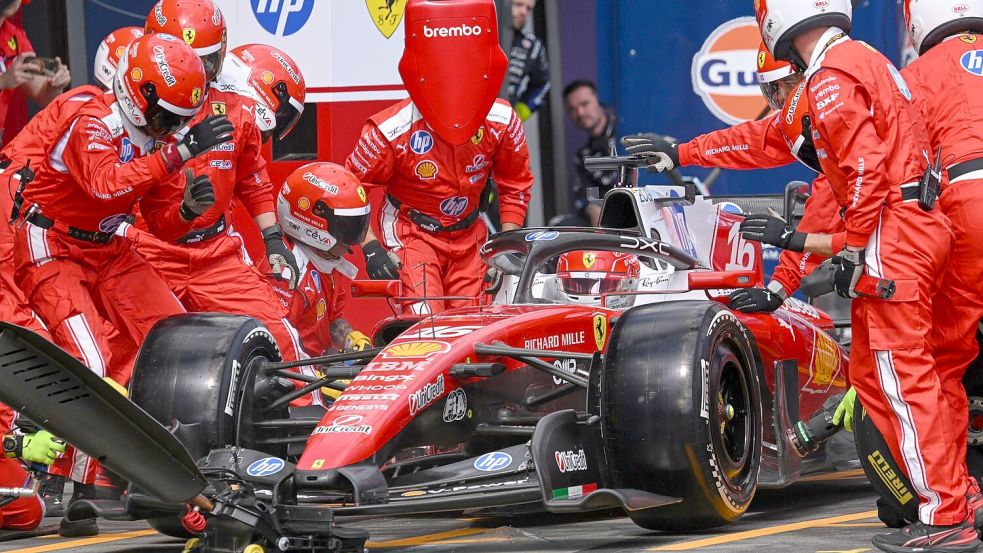 Charles Leclerc legt einen Raketenstart hin. Foto: William West/POOL AFP/AP/dpa