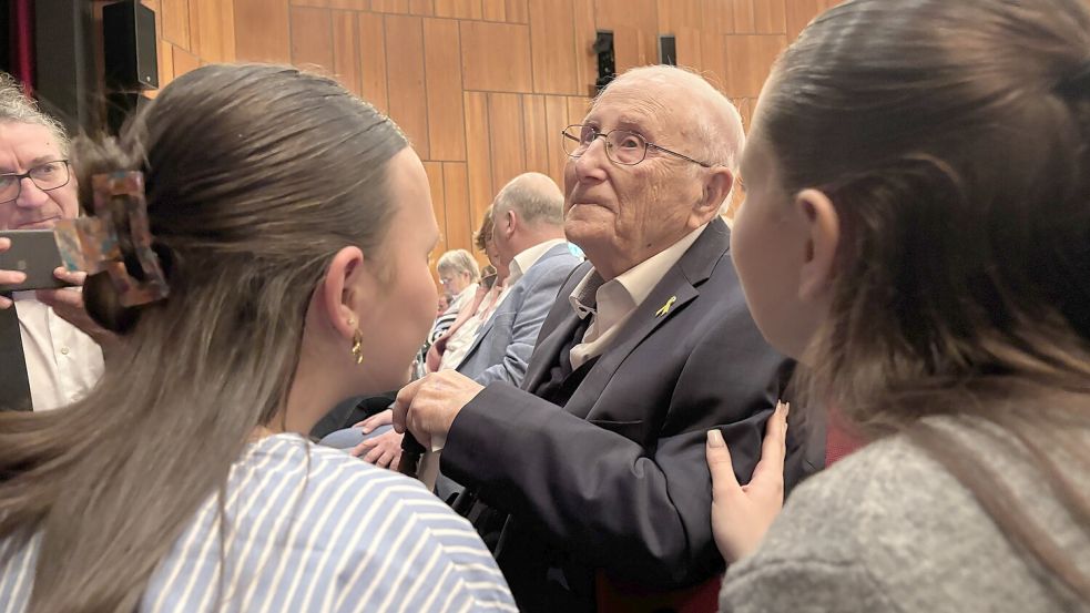 Zahlreiche Menschen wollen Albrecht Weinberg gratulieren – wie hier Schülerinnen vom Max-Windmüller-Gymnasium. Foto: Jonas Bothe