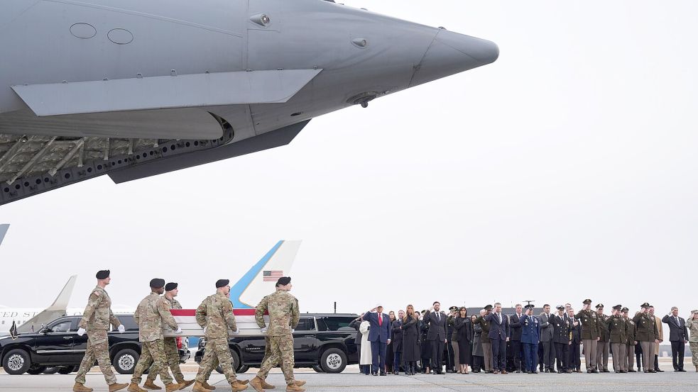 US-Präsident Trump erweist gefallenen US-Soldaten letzte Ehre. Foto: Mark Schiefelbein/AP/dpa
