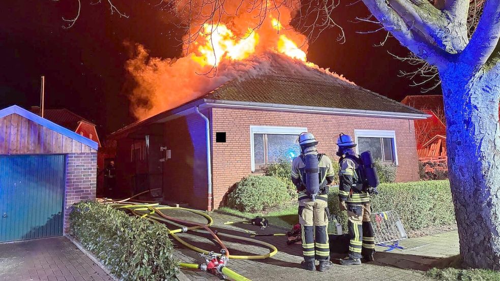 Als die Einsatzkräfte am Wohnhaus eintragen, schlugen meterhohe Flammen aus dem Dachstuhl. Foto: Feuerwehr