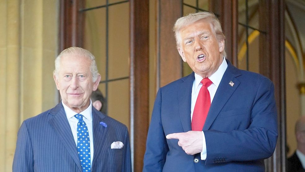 Trump (r.) gilt als Bewunderer des britischen Königshauses. (Archivbild) Foto: Evan Vucci/AP/dpa