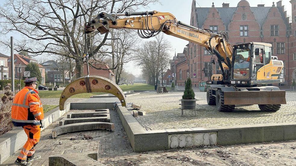 Ein halbes „O“ hängt am Haken: Am Sonnabend wurden die Buchstaben im angedeuteten Hafenbecken „Oll Haven Auerk“ abgebaut. Foto: Matthias Hippen