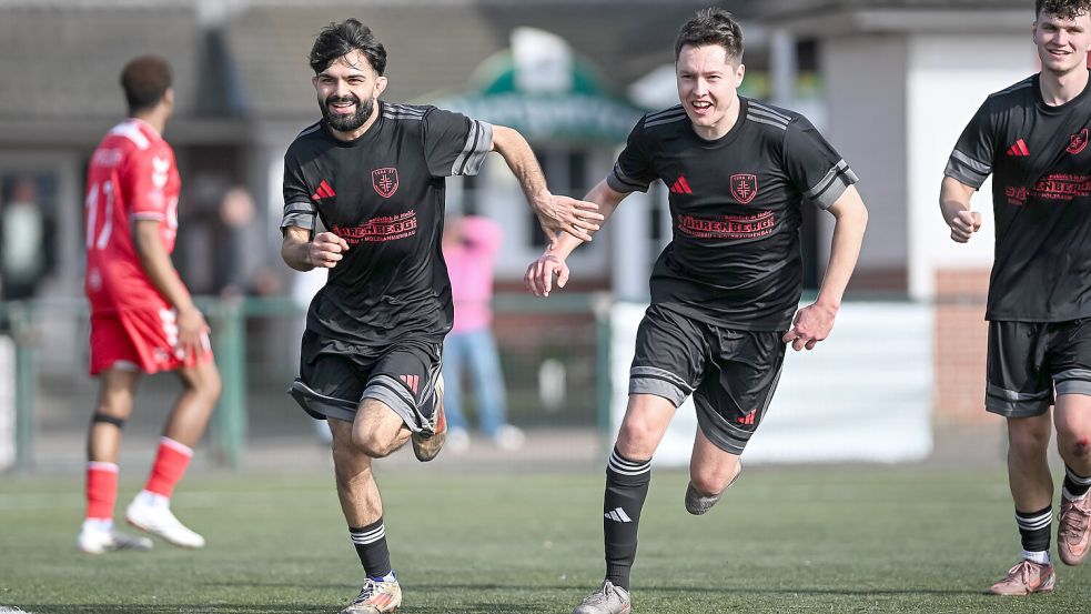 TuRa (links Daoud Jajan, rechts Marcel Schulte) hatte dreimal Grund zum Jubeln. Foto: Friedrichs