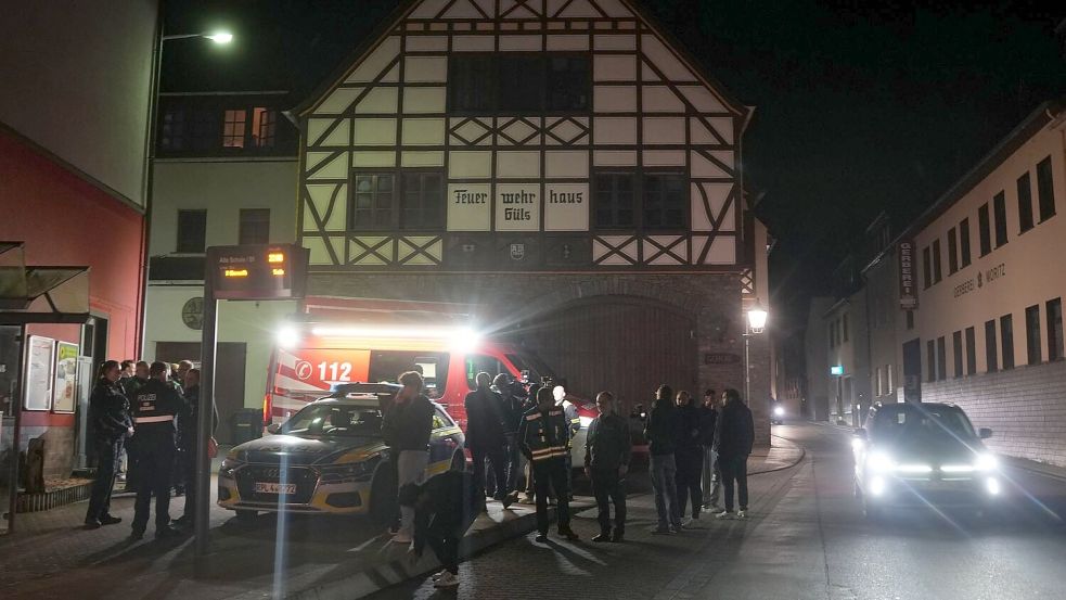 An dem Dach des Gebäudes in Koblenz entstand ein fußballgroßes Loch. Foto: Thomas Frey