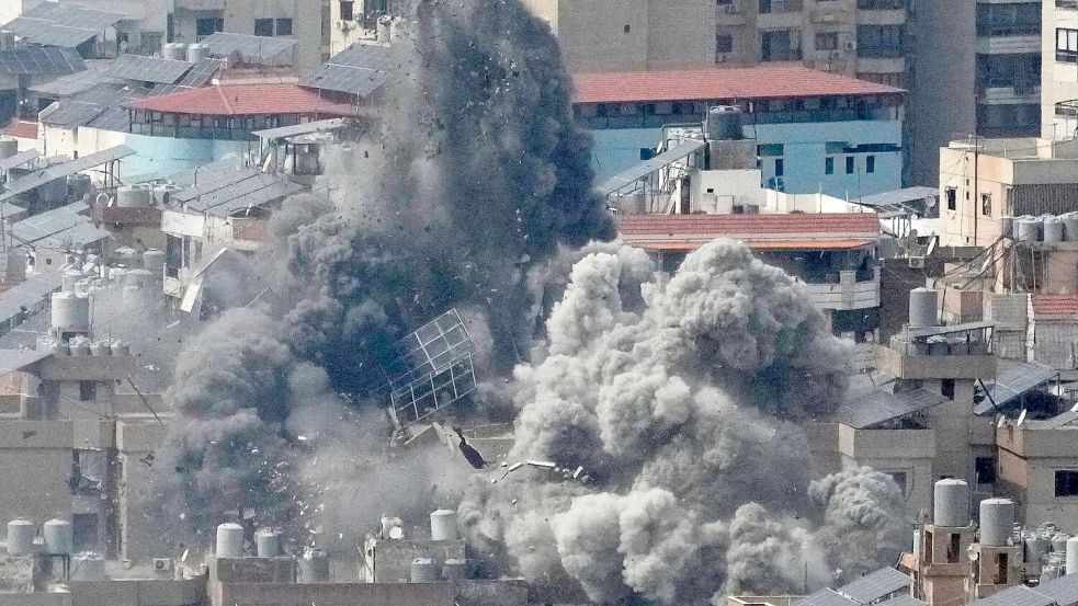 In Iran sollen seit Beginn der Angriffe bereits mehr als 1.200 Menschen ums Leben gekommen sein, wie iranische Medien berichteten. (Archivbild) Foto: Hussein Malla/AP/dpa