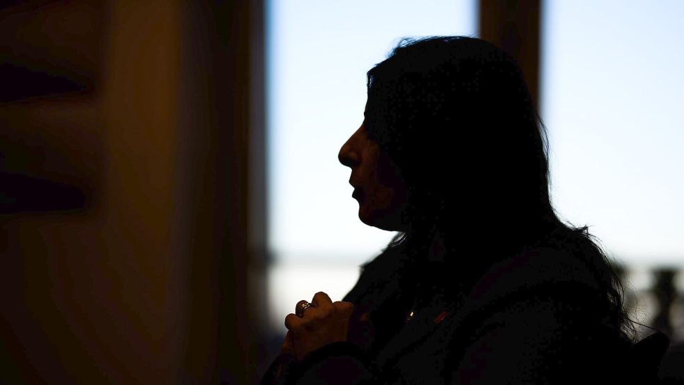Licht und Schatten: Daniela Cavallo in ihrem Büro in Wolfsburg, dem größten Standort des Volkswagen-Konzerns. Foto: Julian Stratenschulte