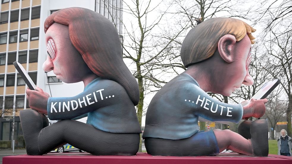 Ein Mottowagen mit dem Motiv „Kindheit…Heute“ fährt aus der Wagenbauhalle. Der Rosenmontag am Rhein ist der Höhepunkt der rheinischen Karnevalssaison mit den traditionellen Umzügen. Foto: Federico Gambarini/dpa