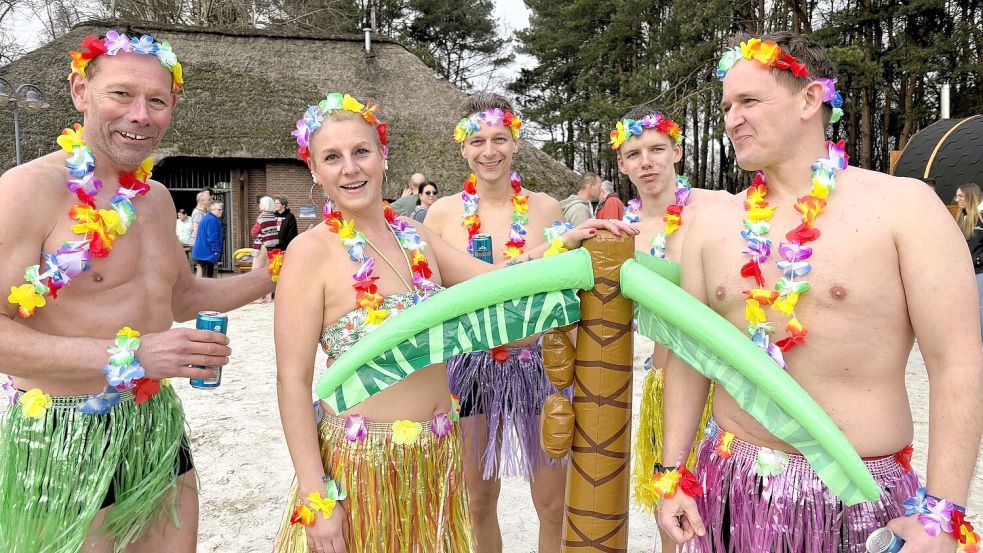 Jedes Jahr lassen sich die Teilnehmer beim Anbaden etwas Neues einfallen. Nach dem Cowboy-Outfit im vergangenen Jahr wurde es diesmal sommerlich-exotisch am Ottermeer in Wiesmoor. Foto: Nicole Böning